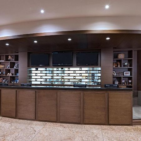 Four Points By Sheraton Galerias Monterrey Buitenkant foto The reception desk at the library