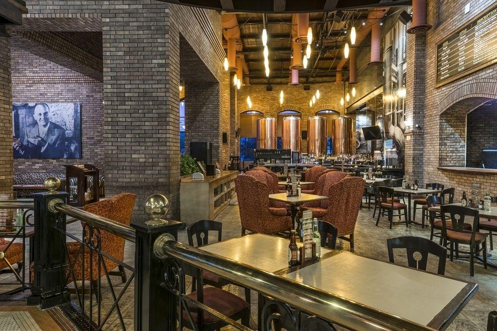 Four Points By Sheraton Galerias Monterrey Buitenkant foto The interior of the brewery