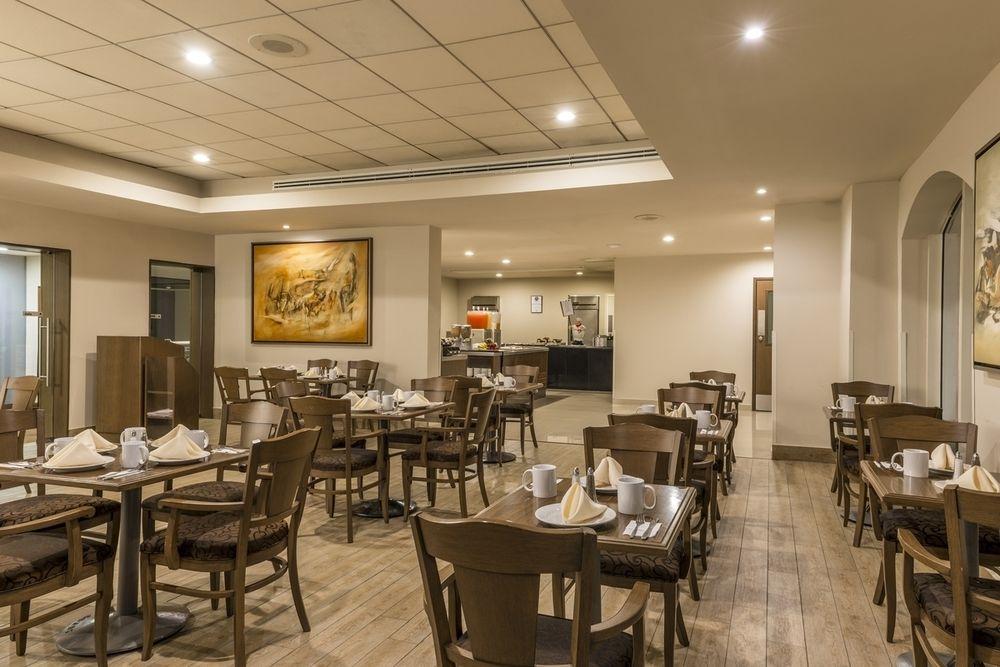 Four Points By Sheraton Galerias Monterrey Buitenkant foto The restaurant at the hotel