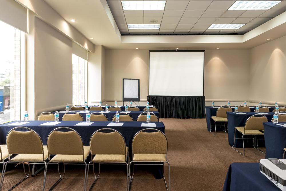 Four Points By Sheraton Galerias Monterrey Buitenkant foto Meeting room