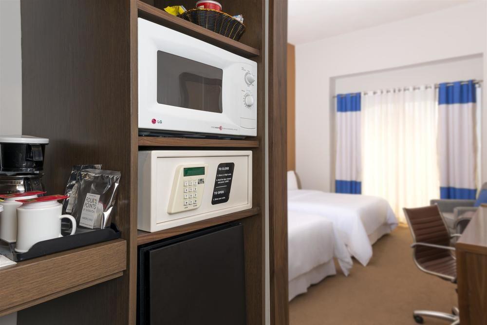 Four Points By Sheraton Galerias Monterrey Buitenkant foto A safe in a hotel room
