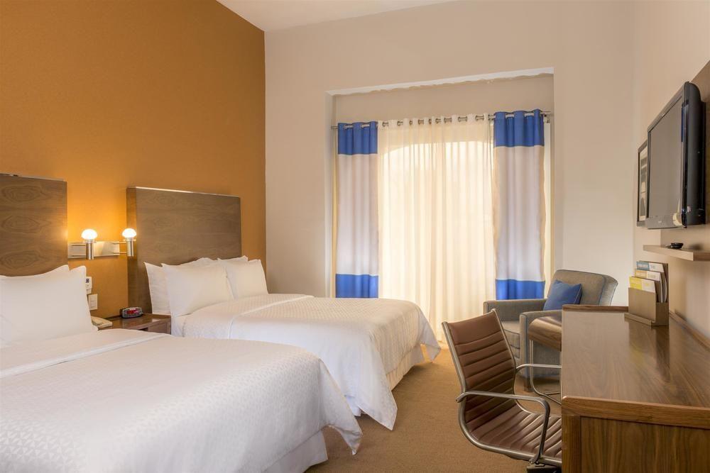 Four Points By Sheraton Galerias Monterrey Buitenkant foto A typical room at the hotel