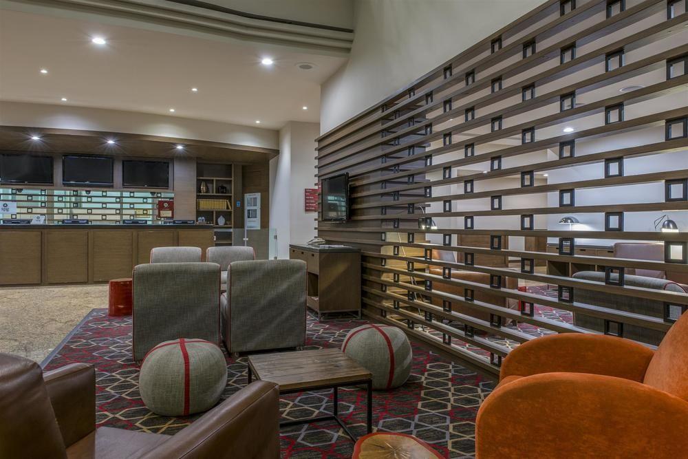 Four Points By Sheraton Galerias Monterrey Buitenkant foto The lounge at the airport