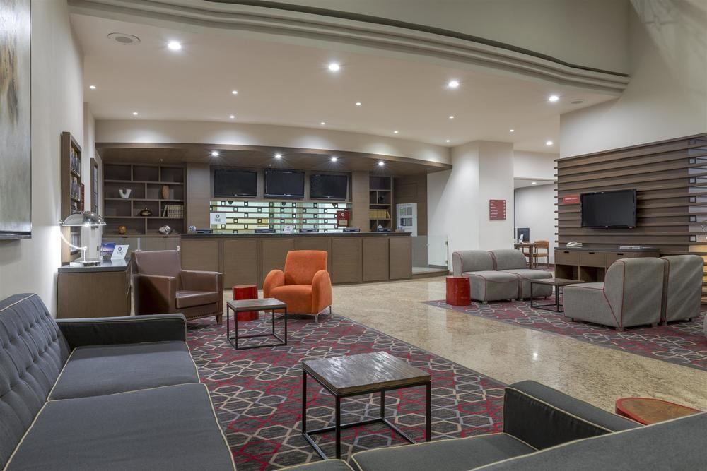 Four Points By Sheraton Galerias Monterrey Buitenkant foto The lounge at the airport