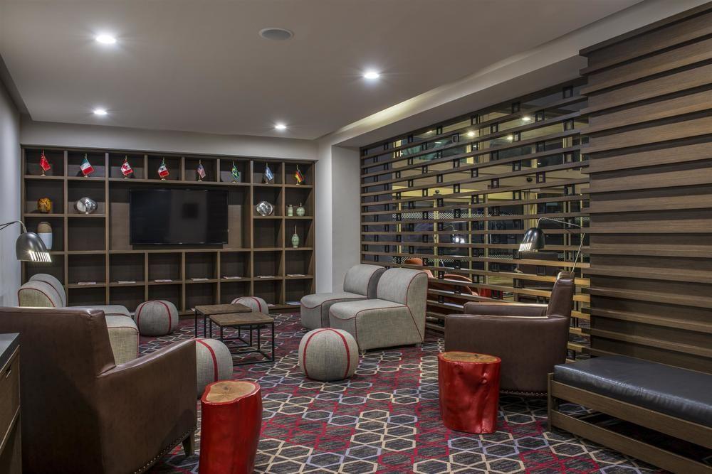 Four Points By Sheraton Galerias Monterrey Buitenkant foto The lounge at the airport