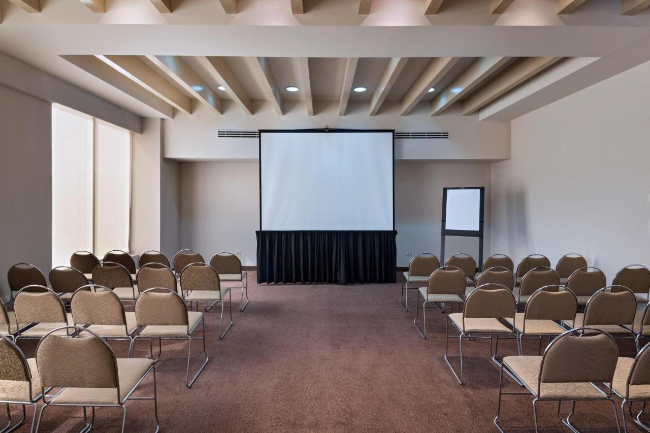 Four Points By Sheraton Galerias Monterrey Buitenkant foto A typical conference room