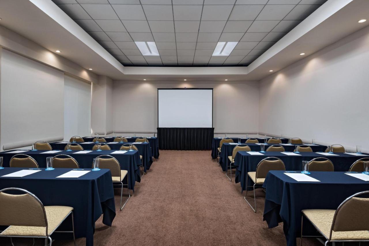 Four Points By Sheraton Galerias Monterrey Buitenkant foto A typical conference room