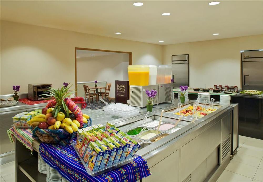 Four Points By Sheraton Galerias Monterrey Restaurant foto A salad bar