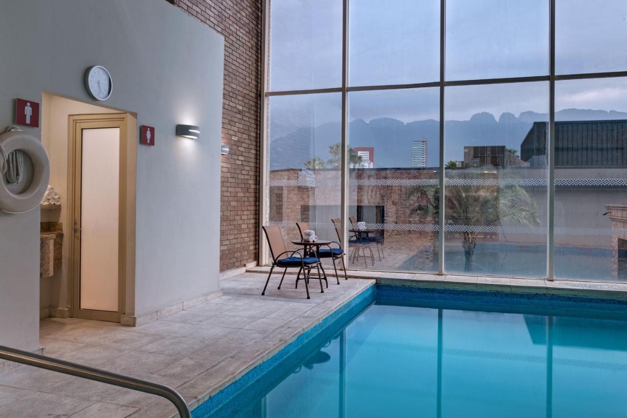 Four Points By Sheraton Galerias Monterrey Buitenkant foto The swimming pool at the hotel
