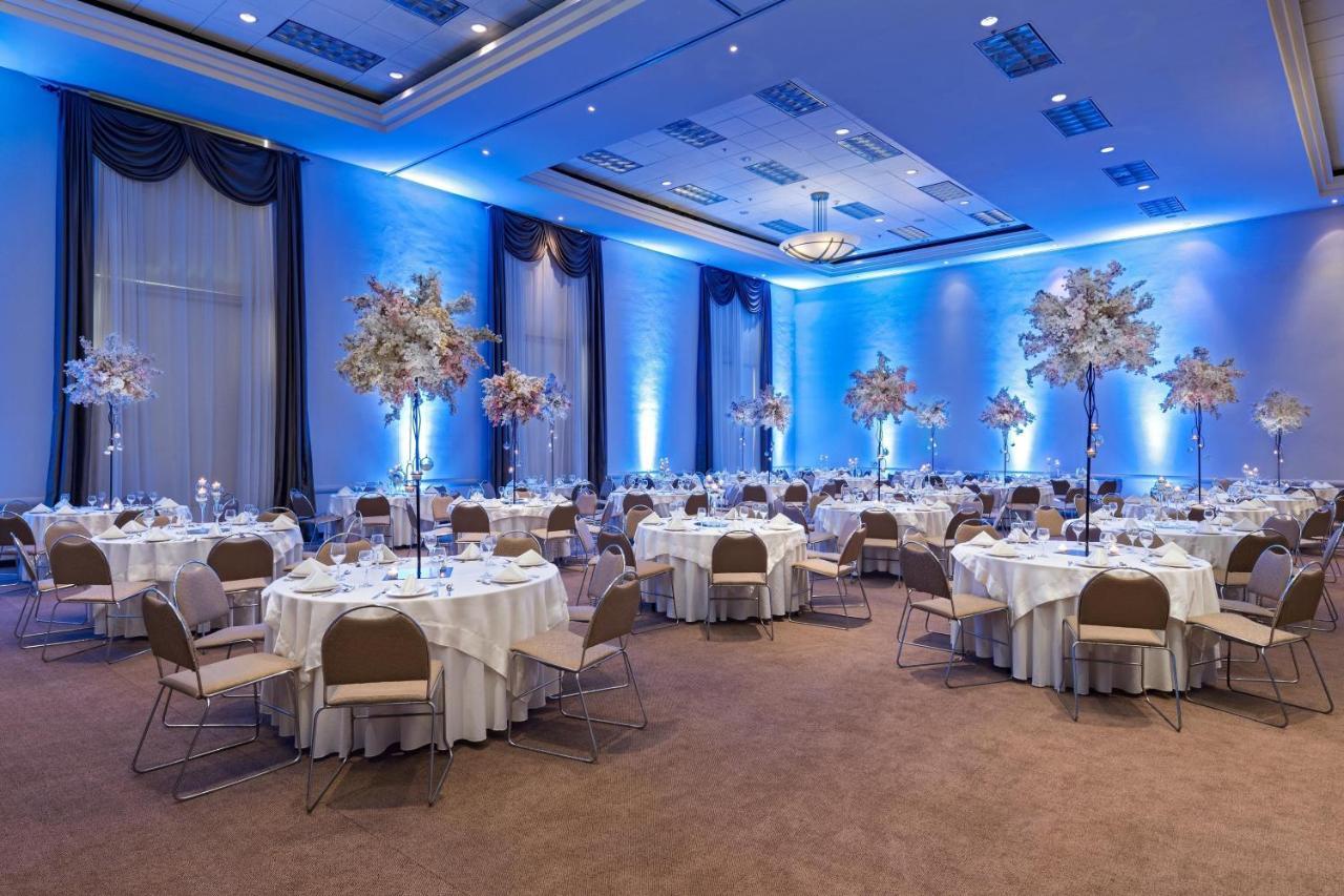 Four Points By Sheraton Galerias Monterrey Buitenkant foto The ballroom at the Royal Garden Hotel
