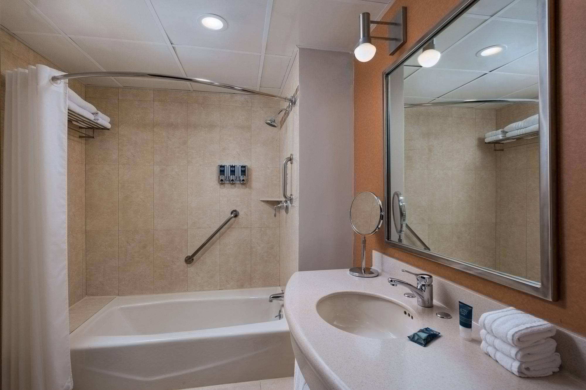 Four Points By Sheraton Galerias Monterrey Buitenkant foto A bathroom in a hotel