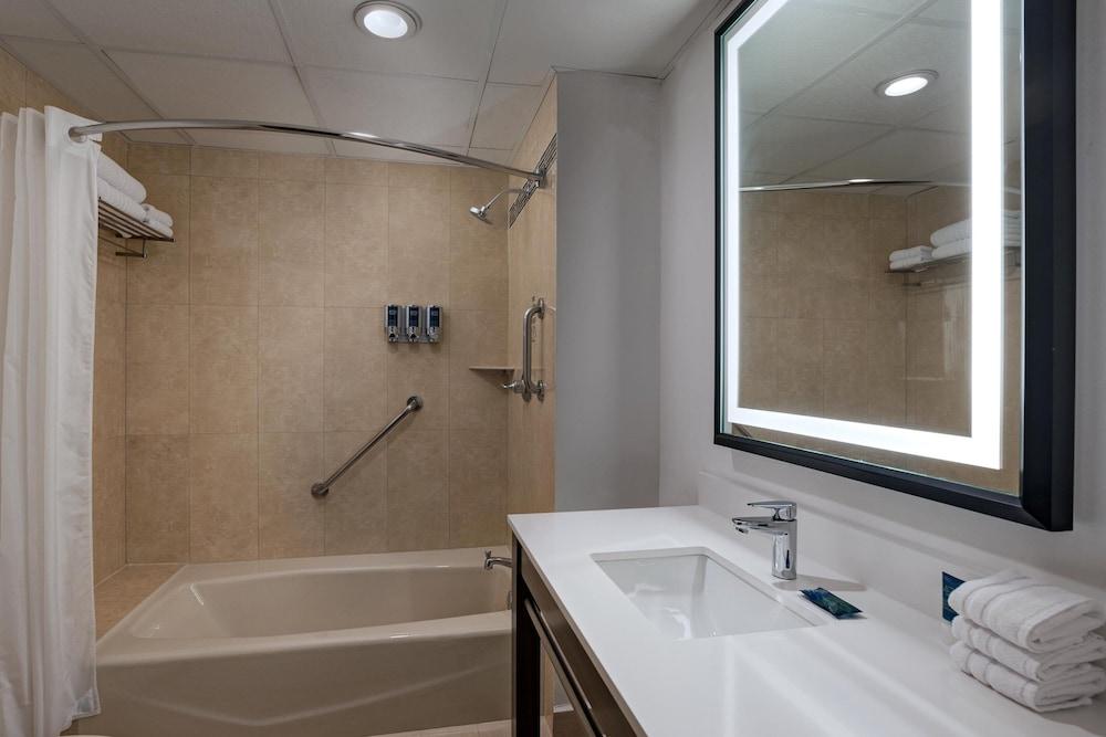 Four Points By Sheraton Galerias Monterrey Buitenkant foto Bathroom