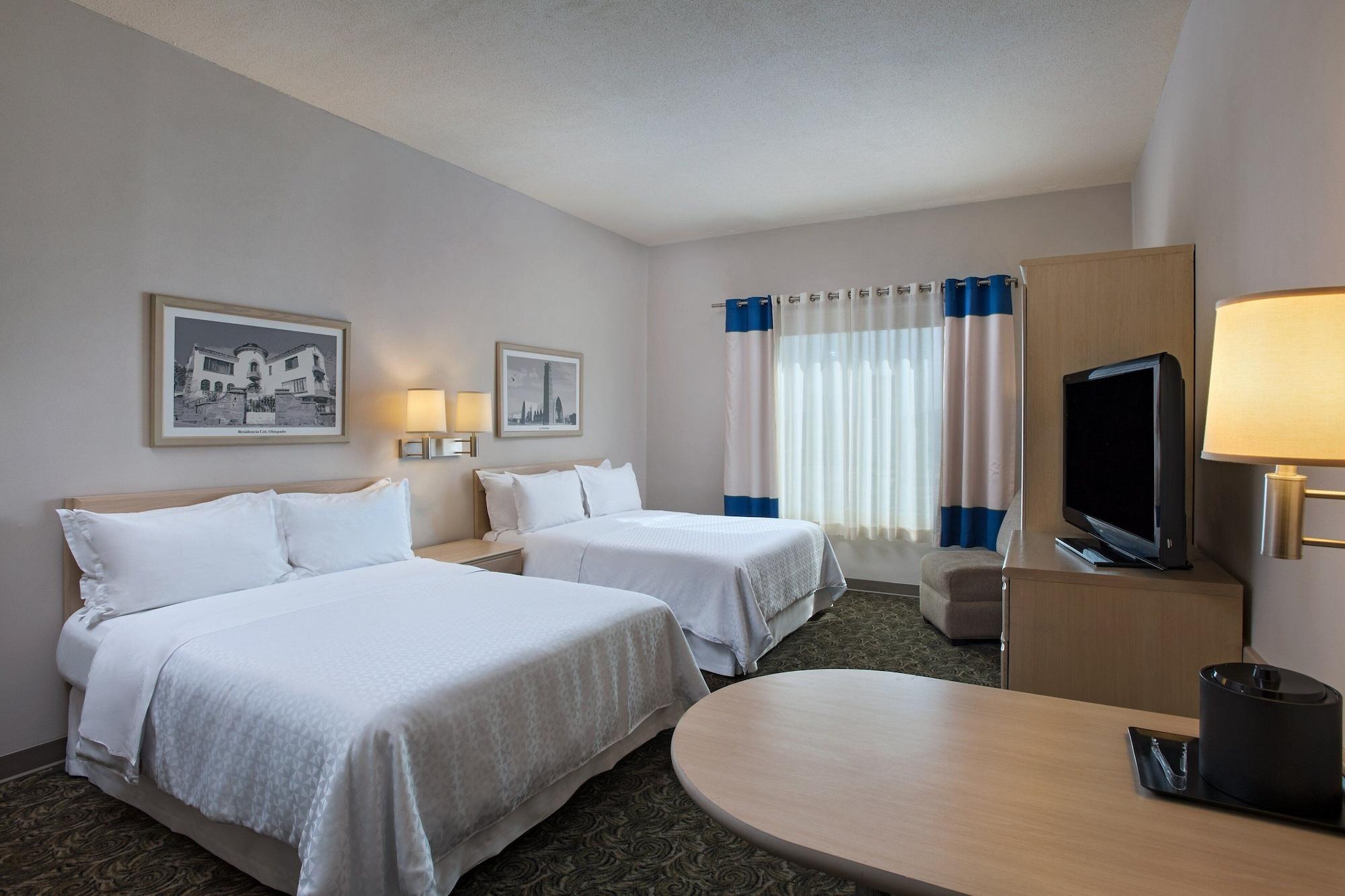 Four Points By Sheraton Galerias Monterrey Buitenkant foto A typical guest room at the Hilton Garden Inn