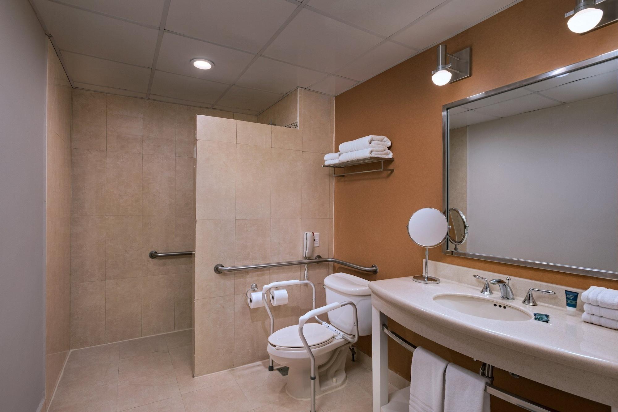 Four Points By Sheraton Galerias Monterrey Buitenkant foto A bathroom in a hotel