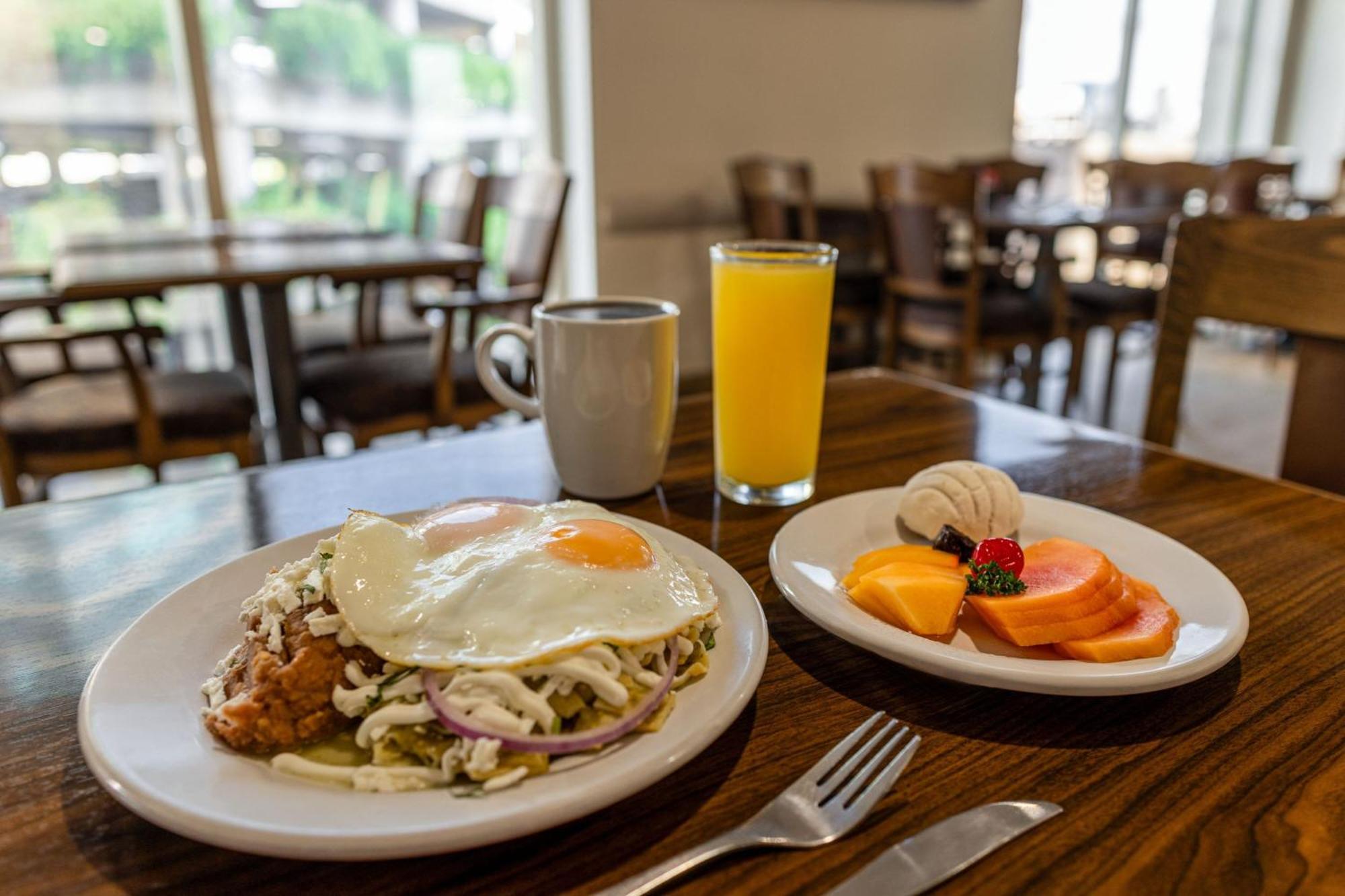 Four Points By Sheraton Galerias Monterrey Buitenkant foto Breakfast at the Hotel