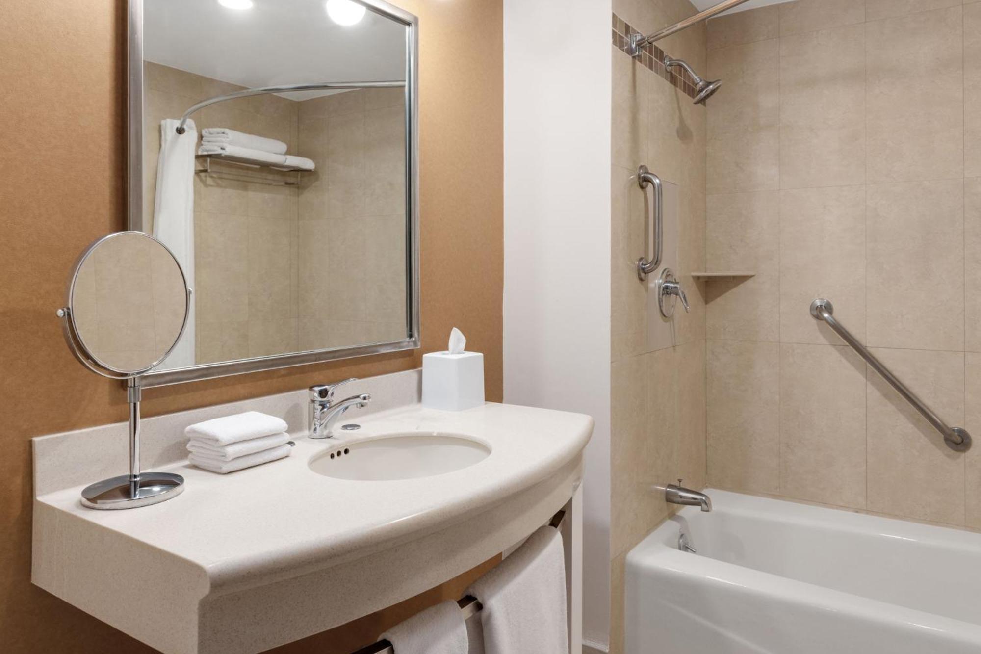 Four Points By Sheraton Galerias Monterrey Buitenkant foto Bathroom