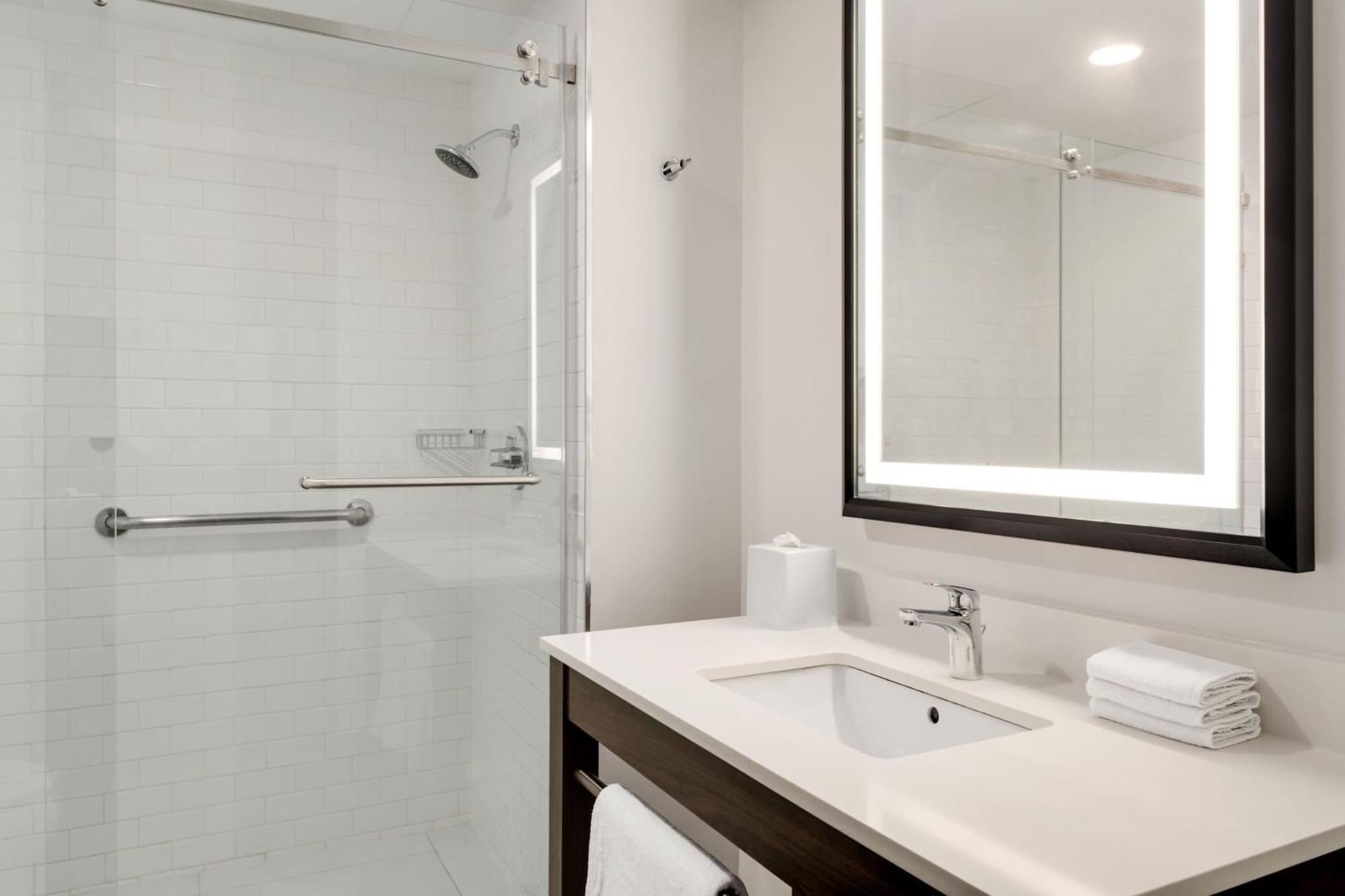 Four Points By Sheraton Galerias Monterrey Buitenkant foto A bathroom in a Hilton Garden Inn