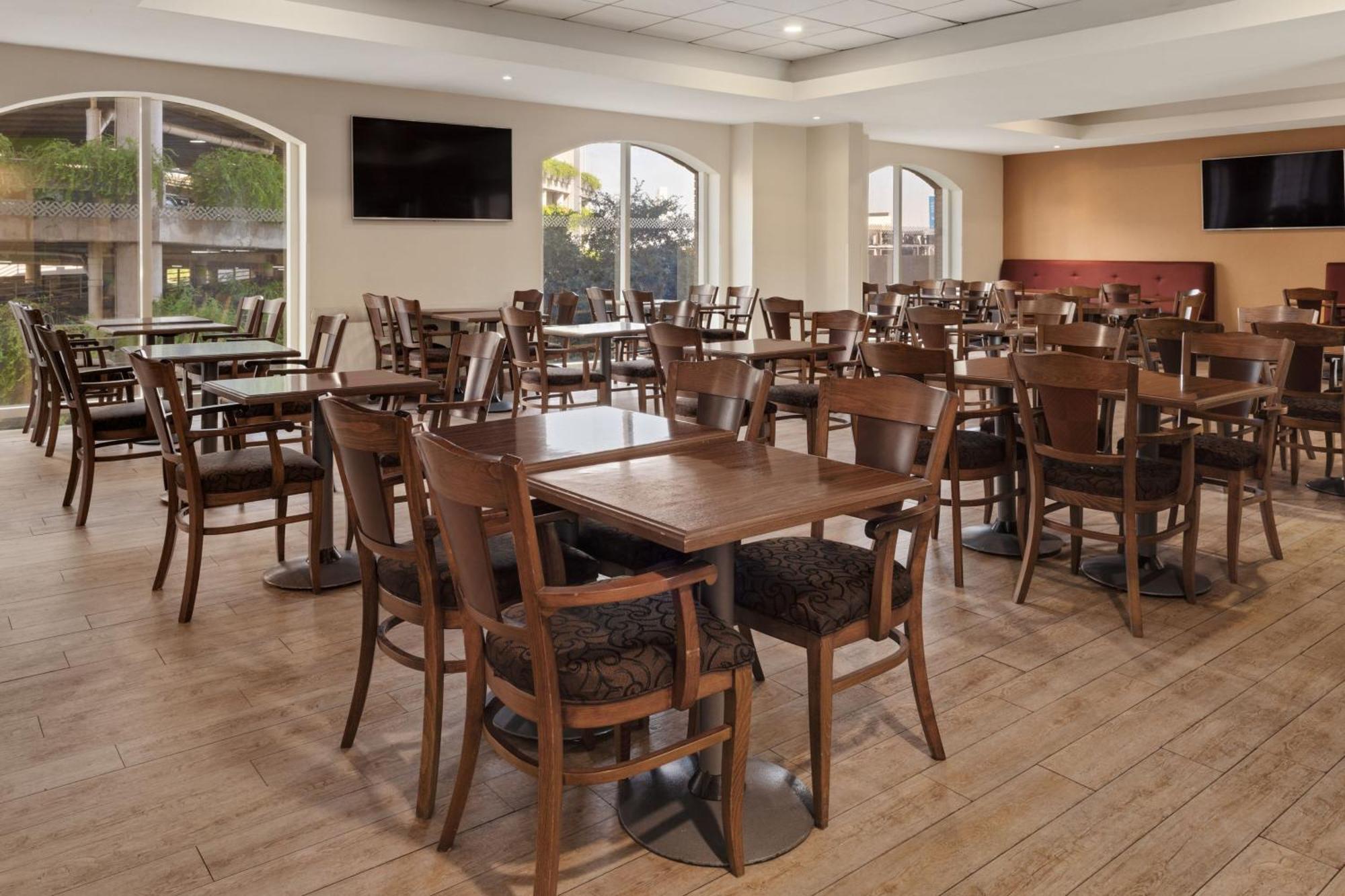 Four Points By Sheraton Galerias Monterrey Buitenkant foto The dining room at the hotel