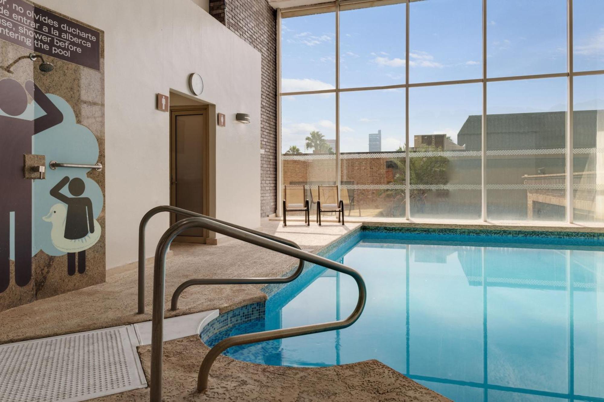 Four Points By Sheraton Galerias Monterrey Buitenkant foto The pool at the hotel