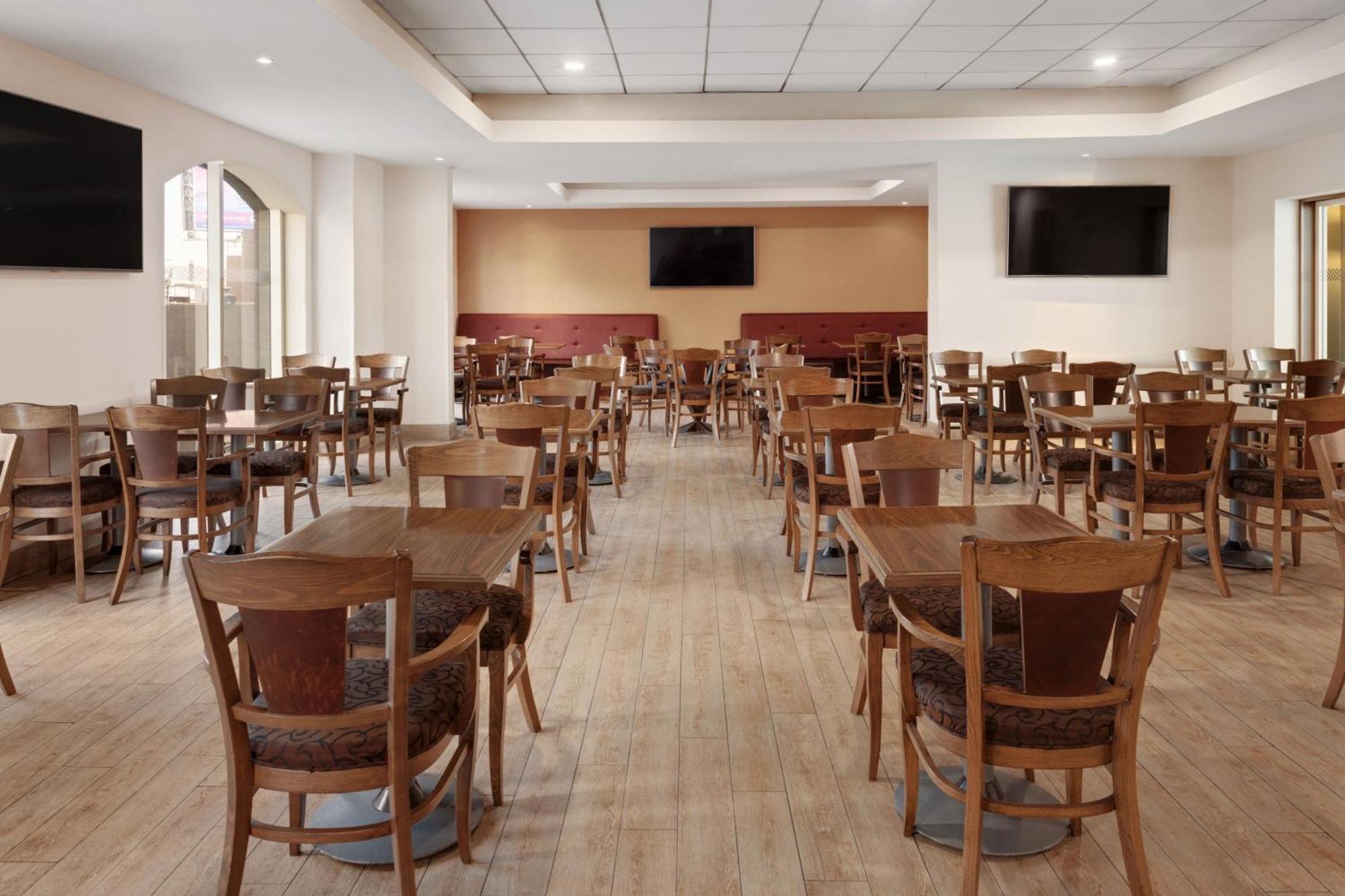 Four Points By Sheraton Galerias Monterrey Buitenkant foto The dining room at the 2012 Olympic Village