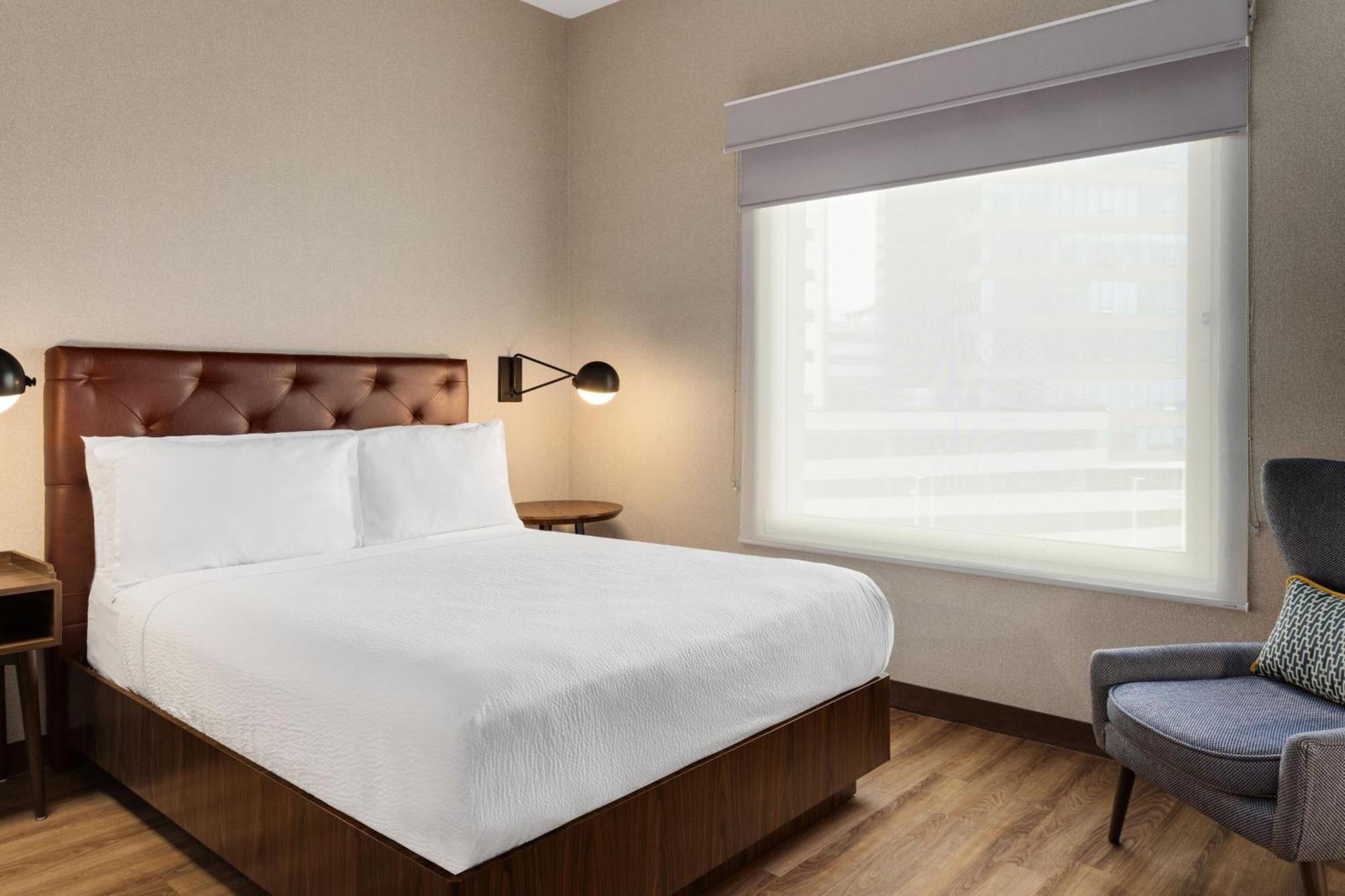 Four Points By Sheraton Galerias Monterrey Buitenkant foto A bedroom at the Hotel Commonwealth