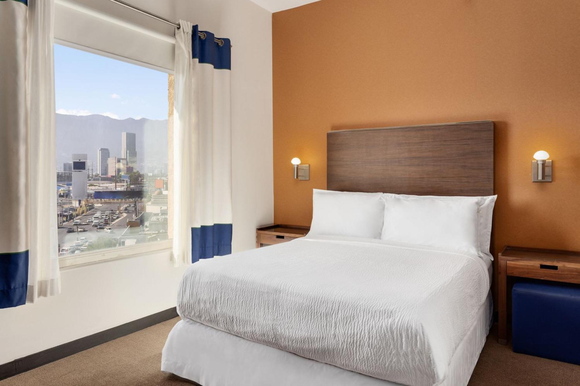Four Points By Sheraton Galerias Monterrey Buitenkant foto A typical bedroom in a Residence Inn