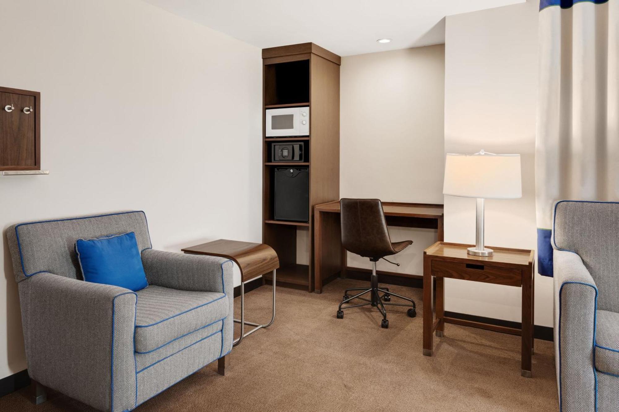 Four Points By Sheraton Galerias Monterrey Buitenkant foto Living area