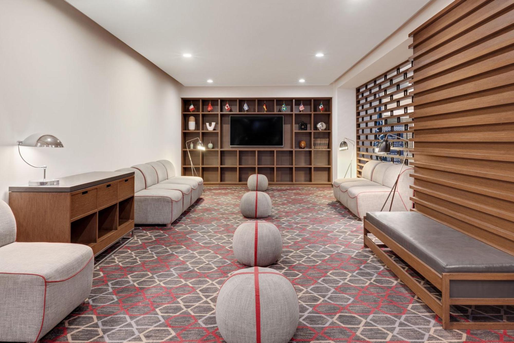 Four Points By Sheraton Galerias Monterrey Buitenkant foto The lounge at the airport