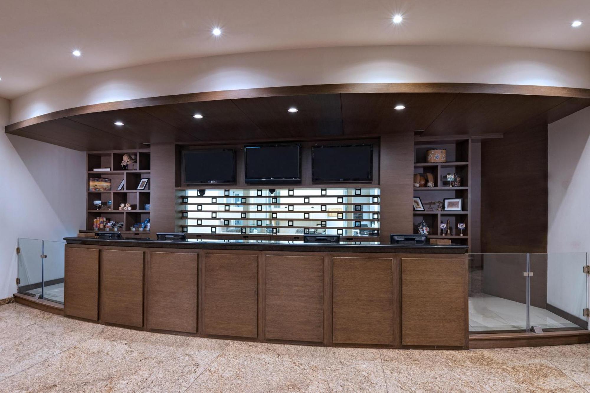 Four Points By Sheraton Galerias Monterrey Buitenkant foto The reception desk at the library
