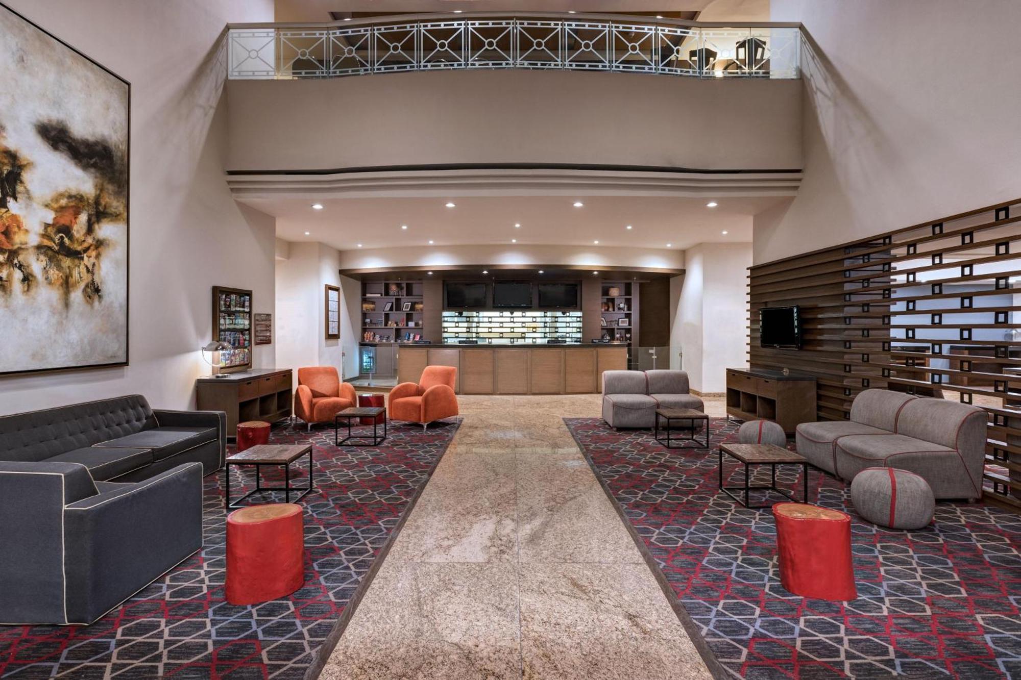 Four Points By Sheraton Galerias Monterrey Buitenkant foto The lobby of the hotel