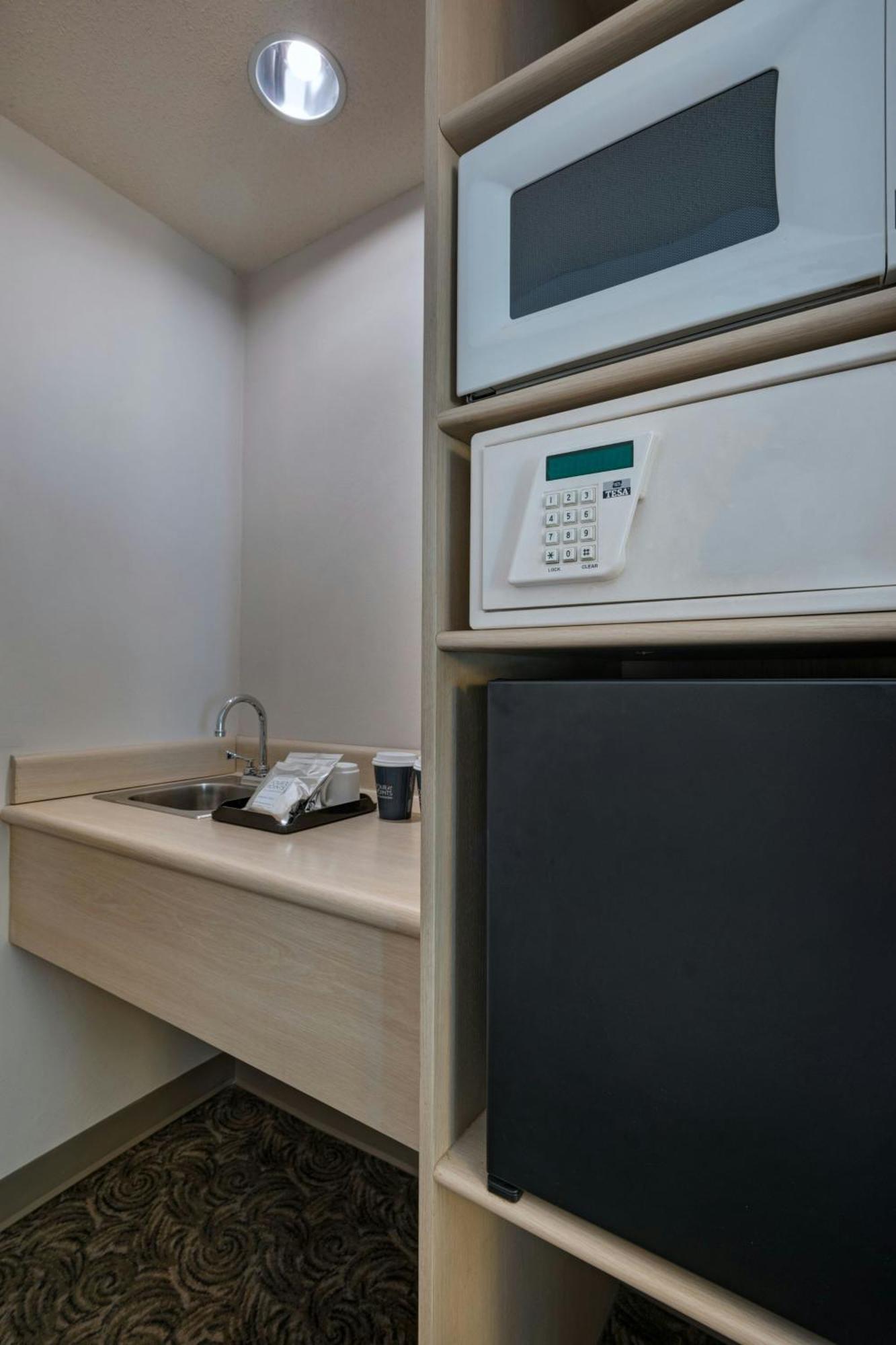 Four Points By Sheraton Galerias Monterrey Buitenkant foto A safe in a hotel room